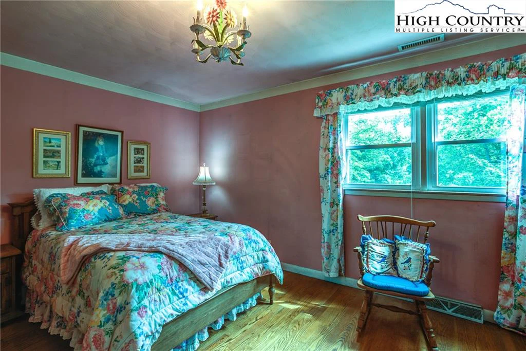 Image number 5 for the current listing