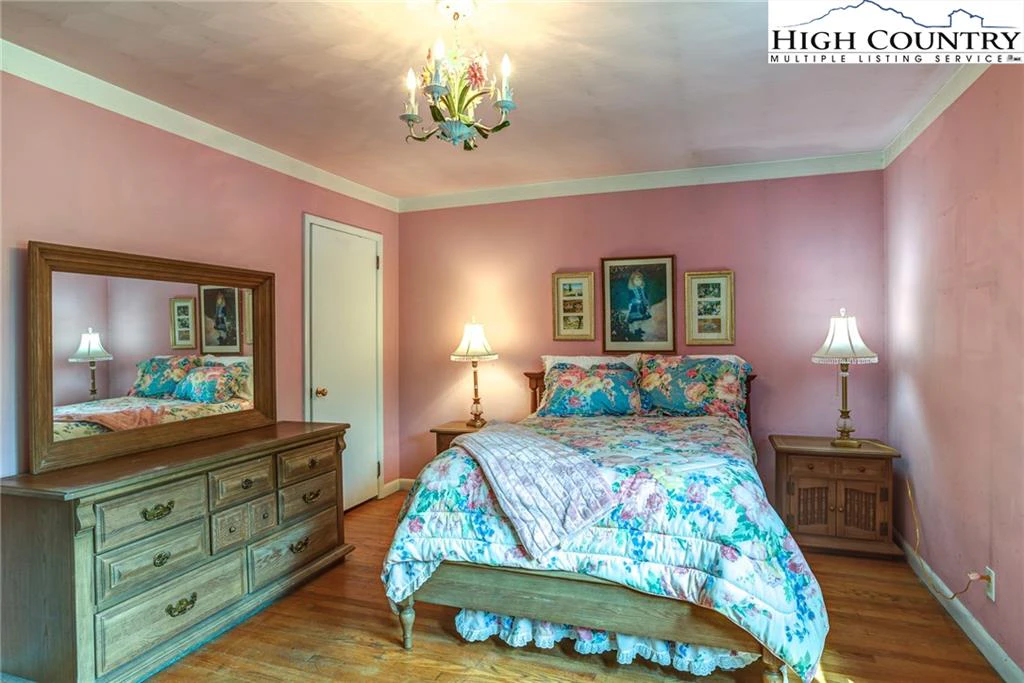 Image number 6 for the current listing