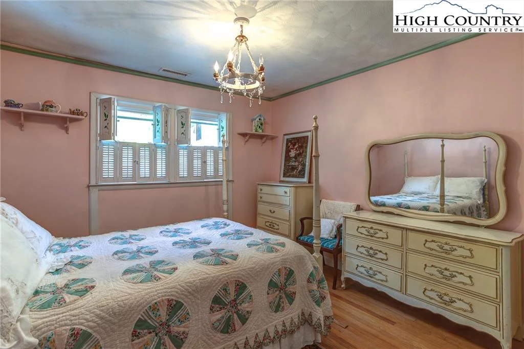 Image number 9 for the current listing