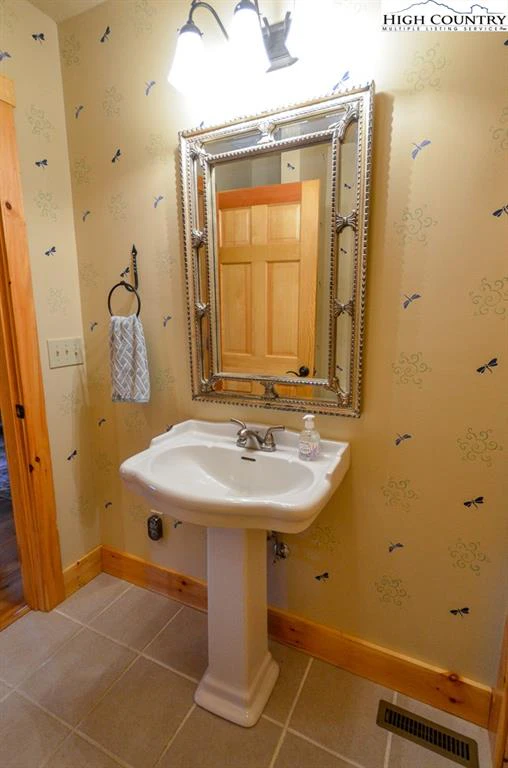 Image number 2 for the current listing