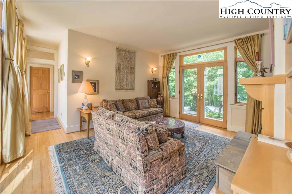 Image number 13 for the current listing
