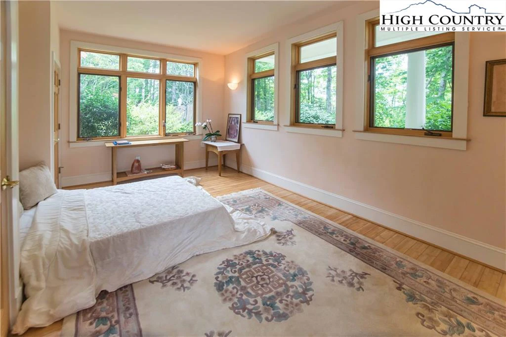 Image number 3 for the current listing