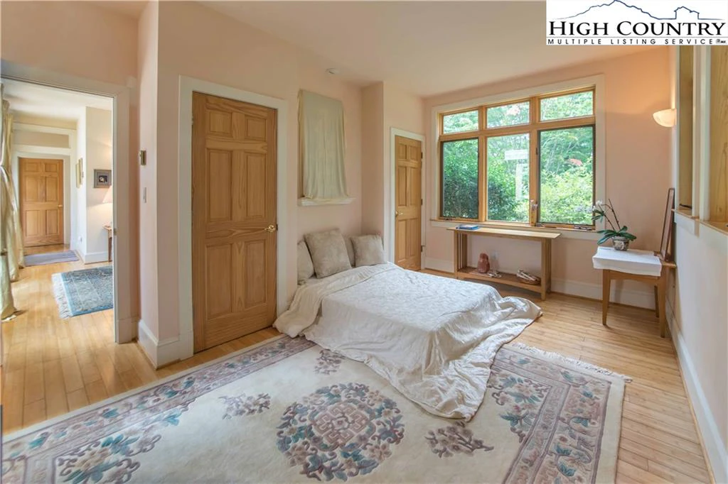 Image number 4 for the current listing