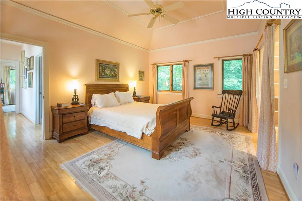 Image number 8 for the current listing