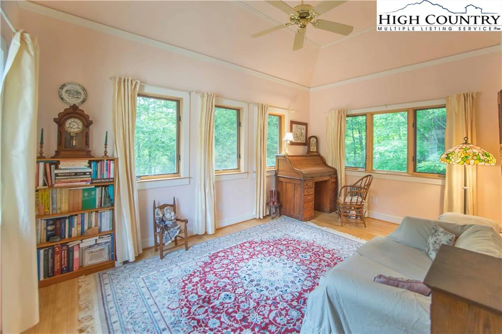 Image number 11 for the current listing