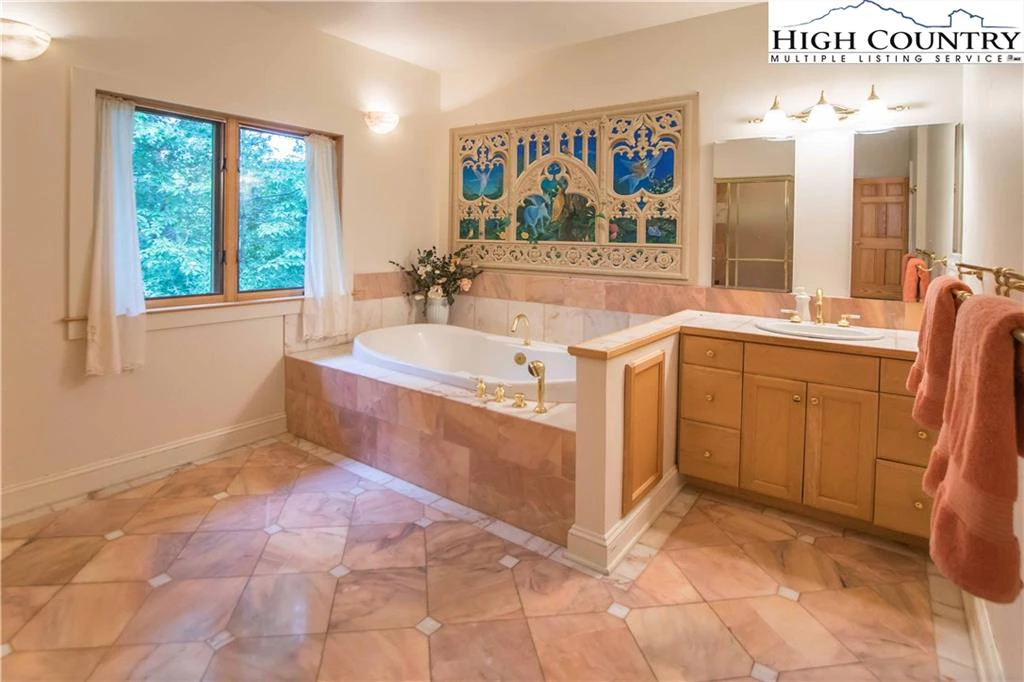 Image number 12 for the current listing