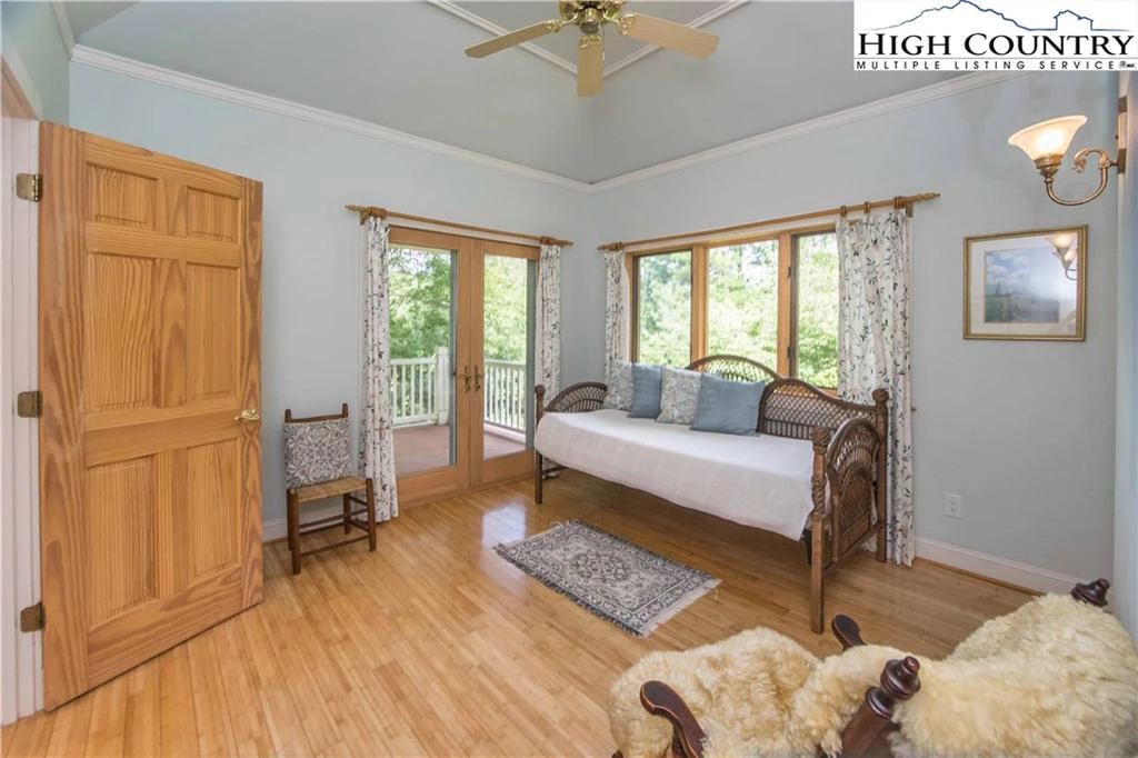 Image number 14 for the current listing