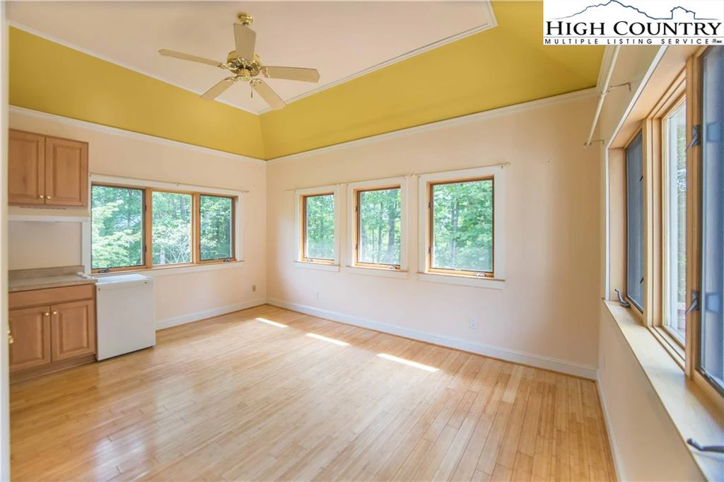 Image number 16 for the current listing