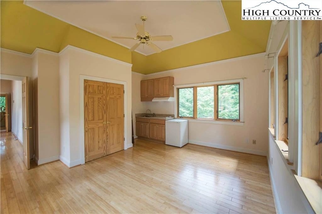 Image number 17 for the current listing