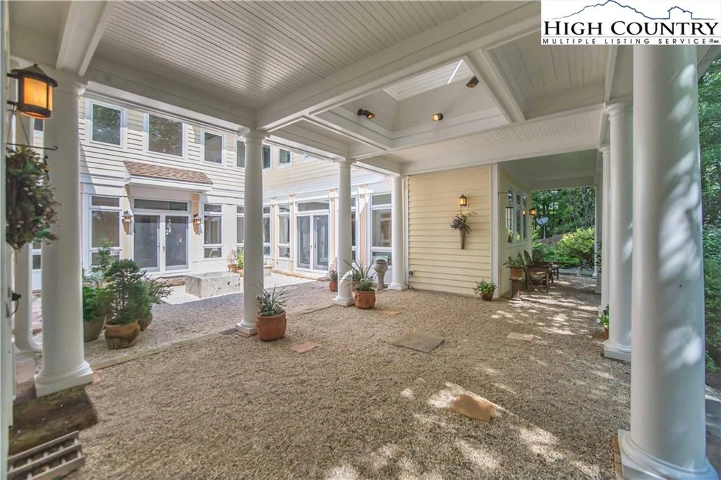 Image number 31 for the current listing