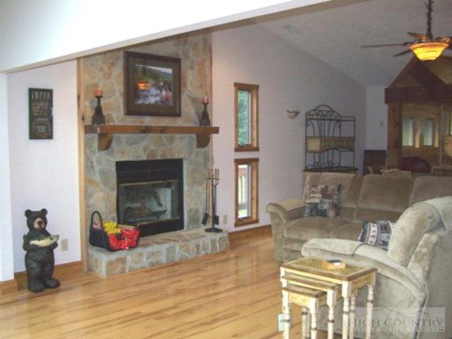 Image number 12 for the current listing