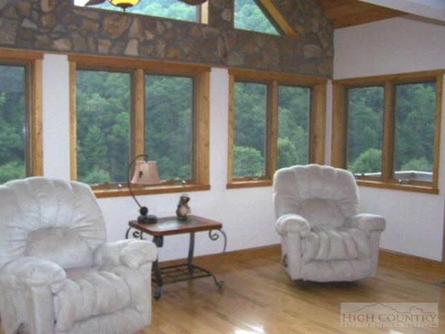 Image number 8 for the current listing
