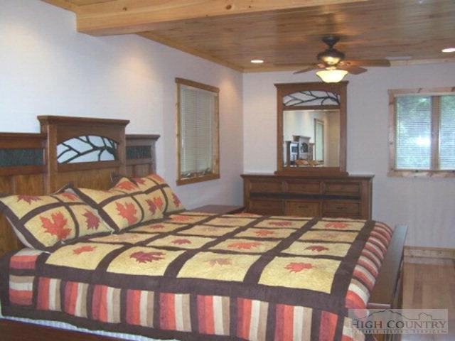 Image number 4 for the current listing