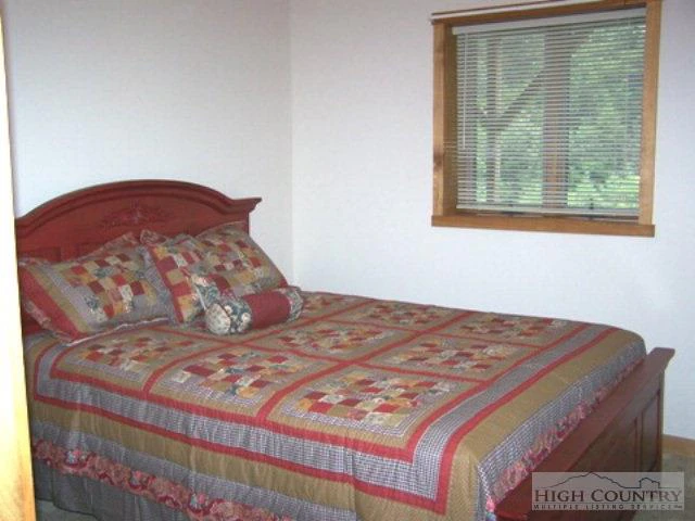 Image number 19 for the current listing