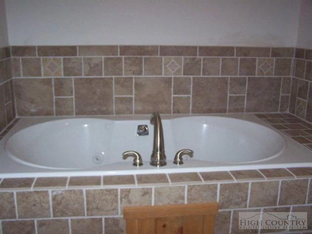 Image number 17 for the current listing