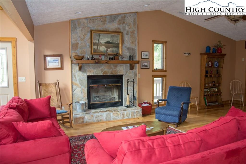 Image number 20 for the current listing