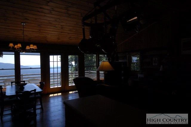 Image number 5 for the current listing