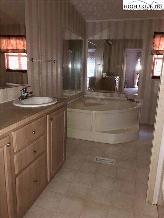 Image number 2 for the current listing