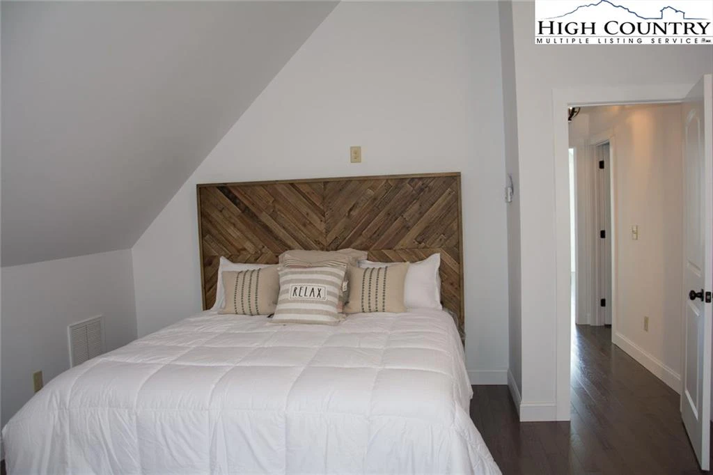 Image number 5 for the current listing