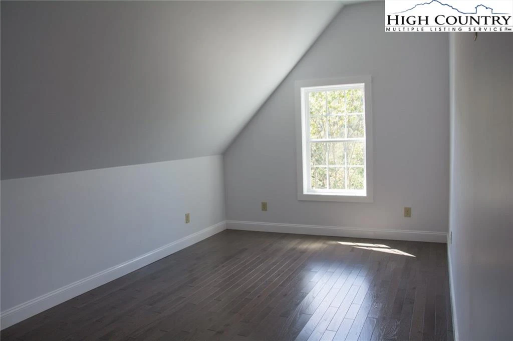 Image number 9 for the current listing