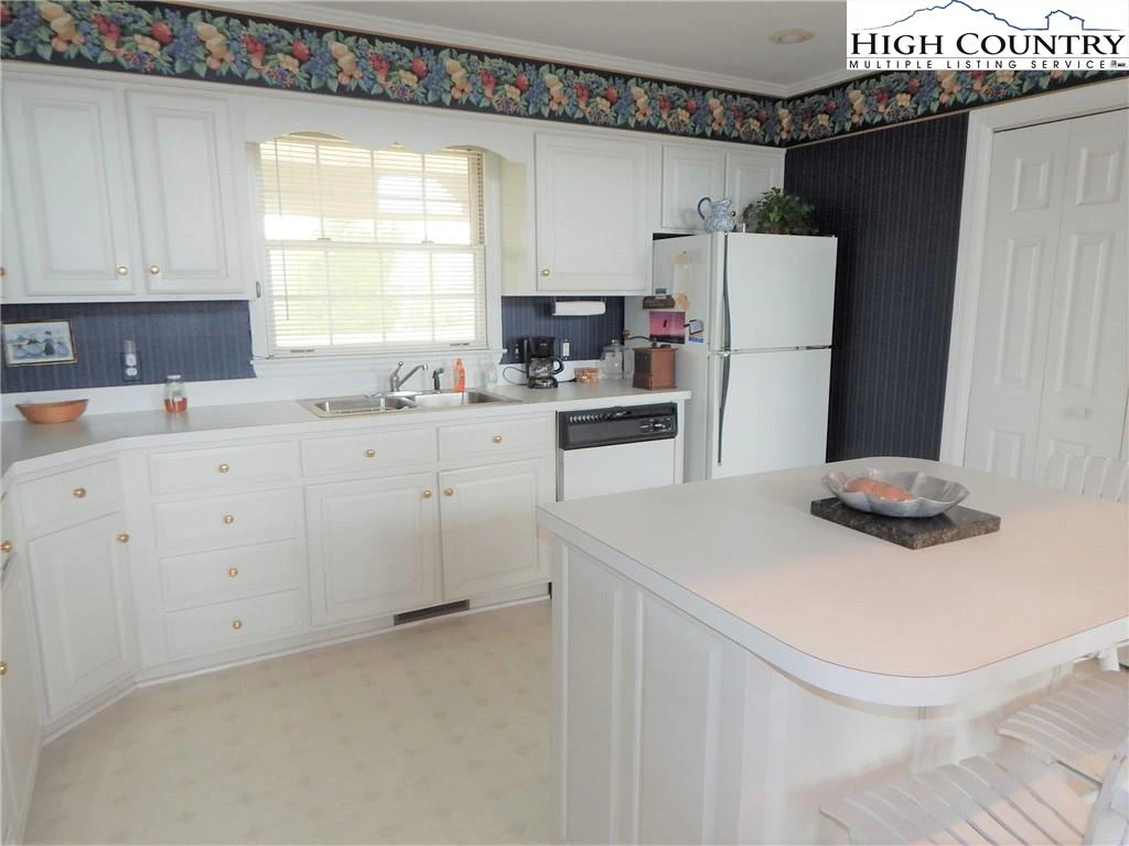 Image number 17 for the current listing