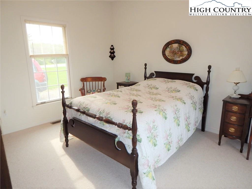 Image number 14 for the current listing