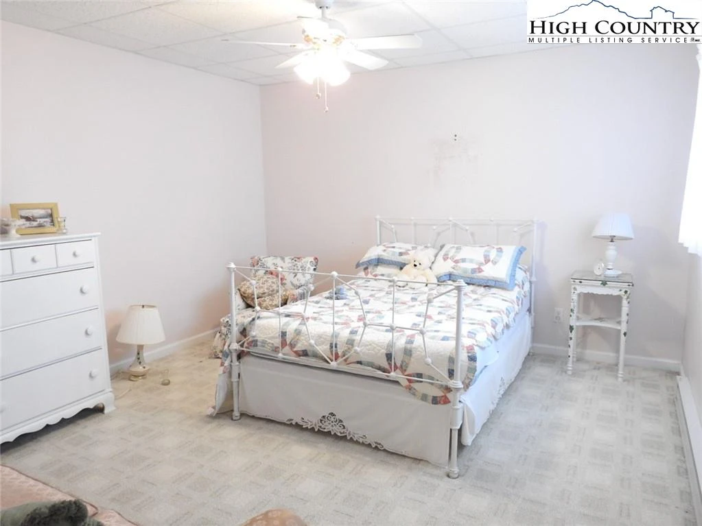 Image number 11 for the current listing