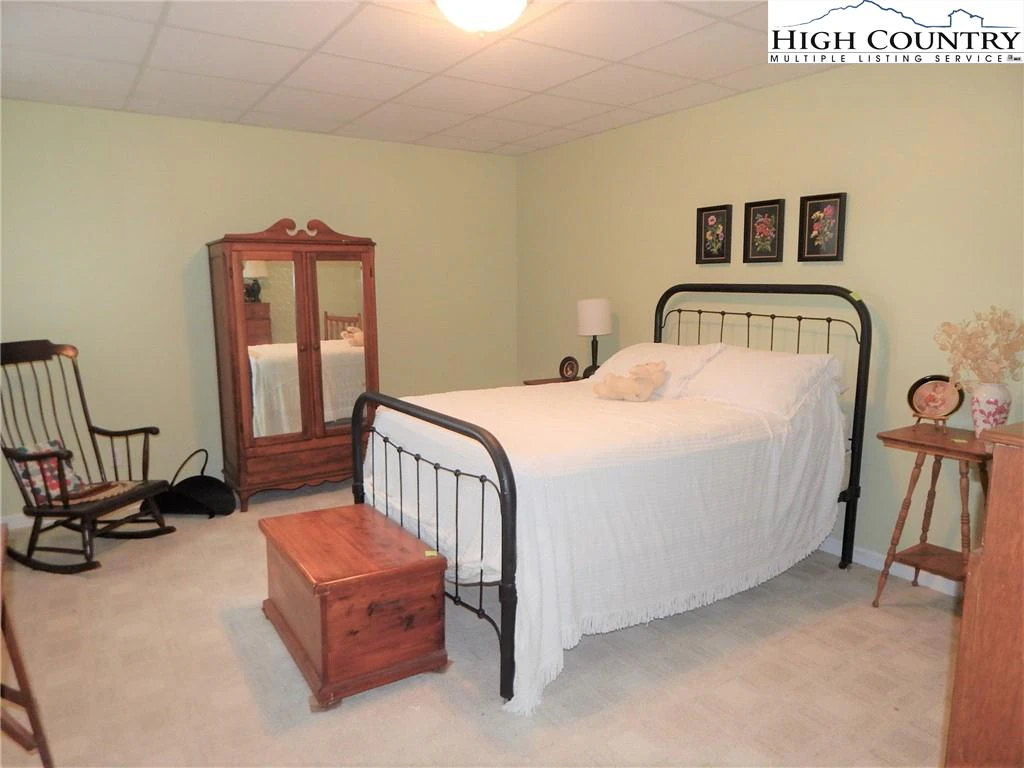 Image number 9 for the current listing