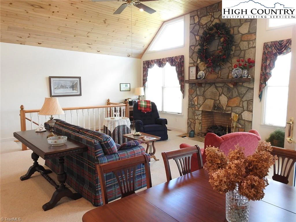 Image number 19 for the current listing