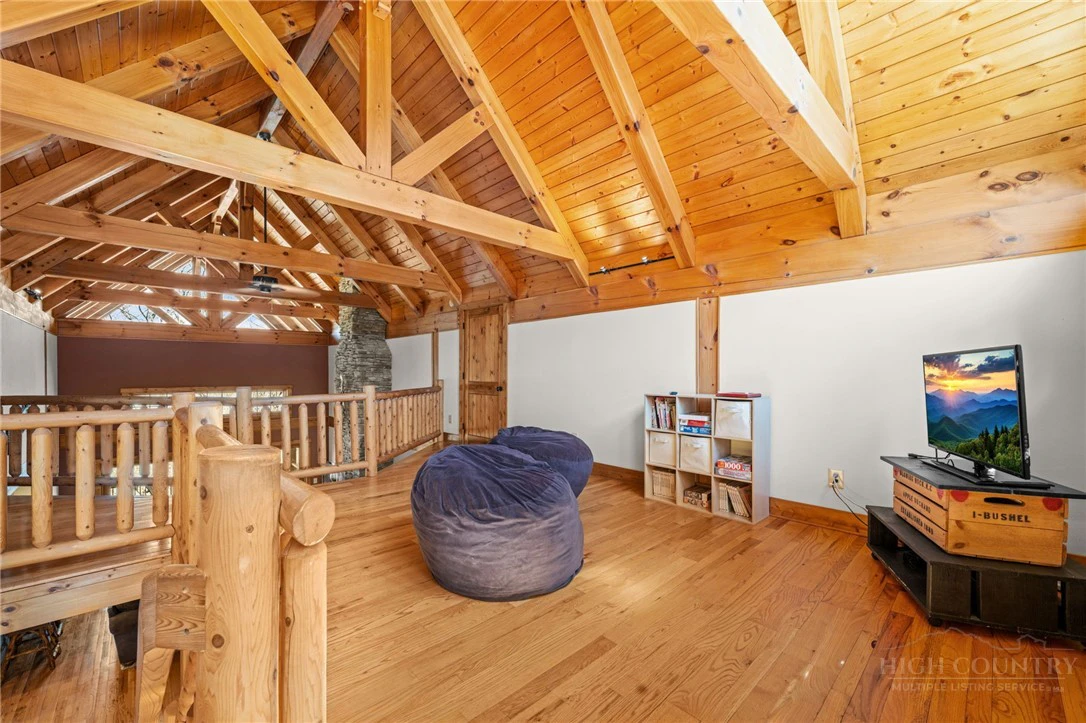 Image number 18 for the current listing