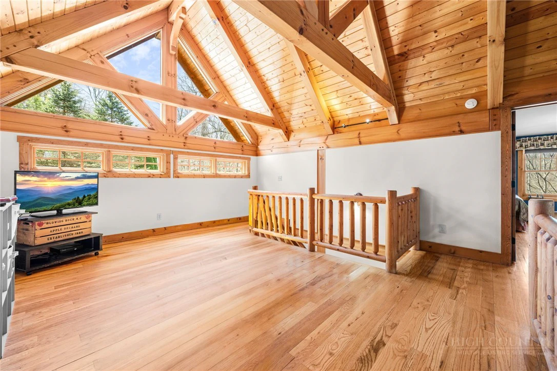 Image number 19 for the current listing
