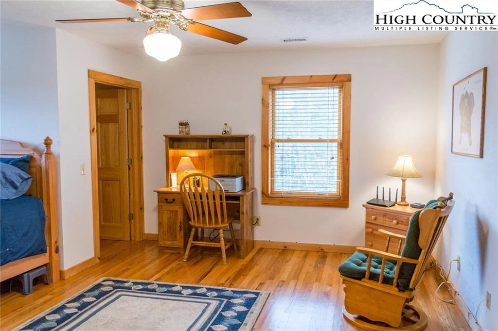 Image number 18 for the current listing