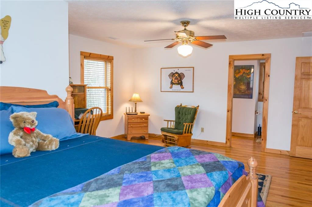 Image number 3 for the current listing