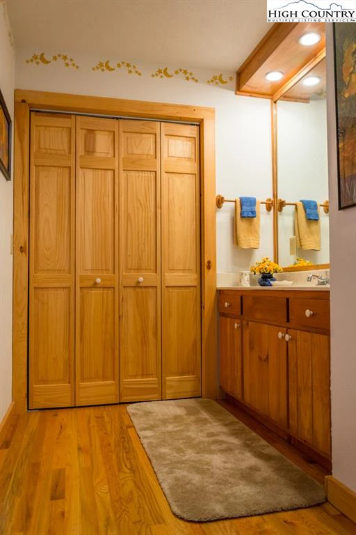 Image number 5 for the current listing