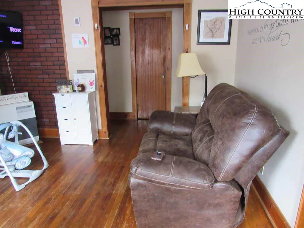 Image number 3 for the current listing