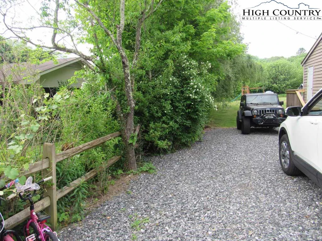 Image number 21 for the current listing