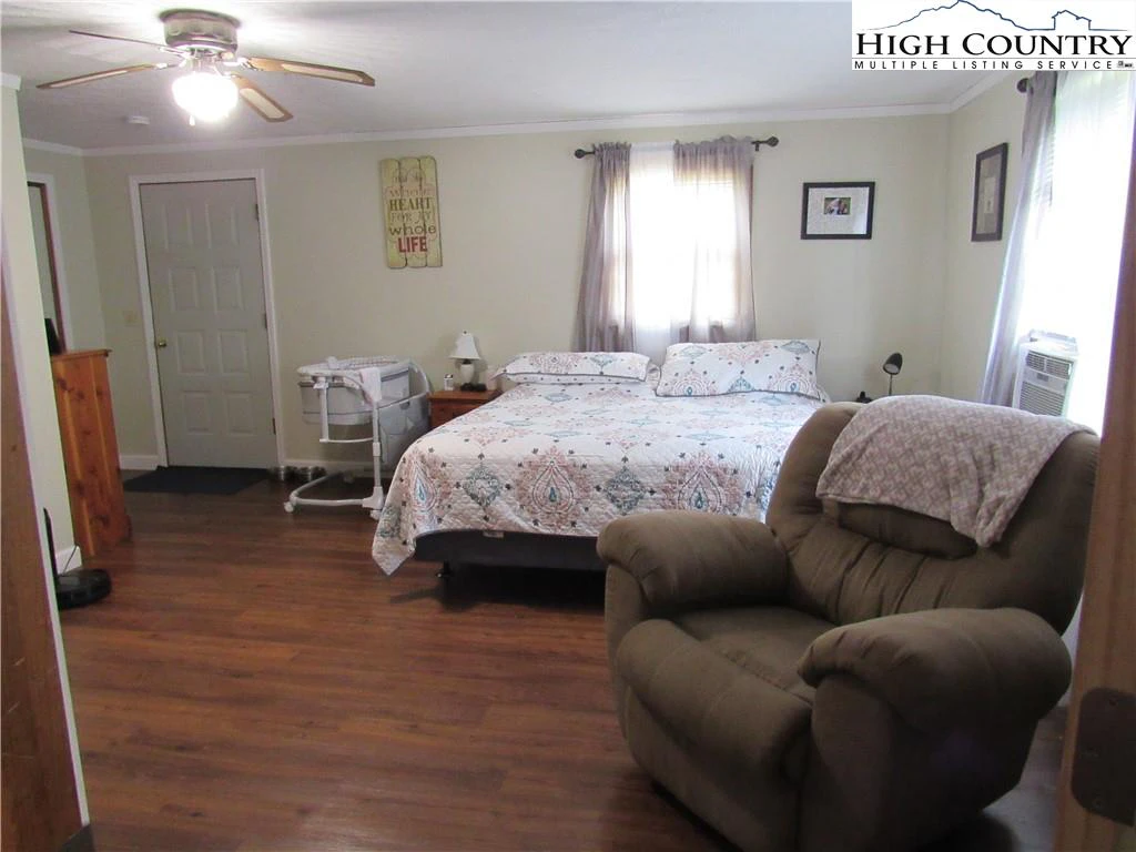 Image number 8 for the current listing