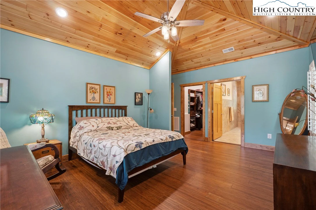 Image number 8 for the current listing