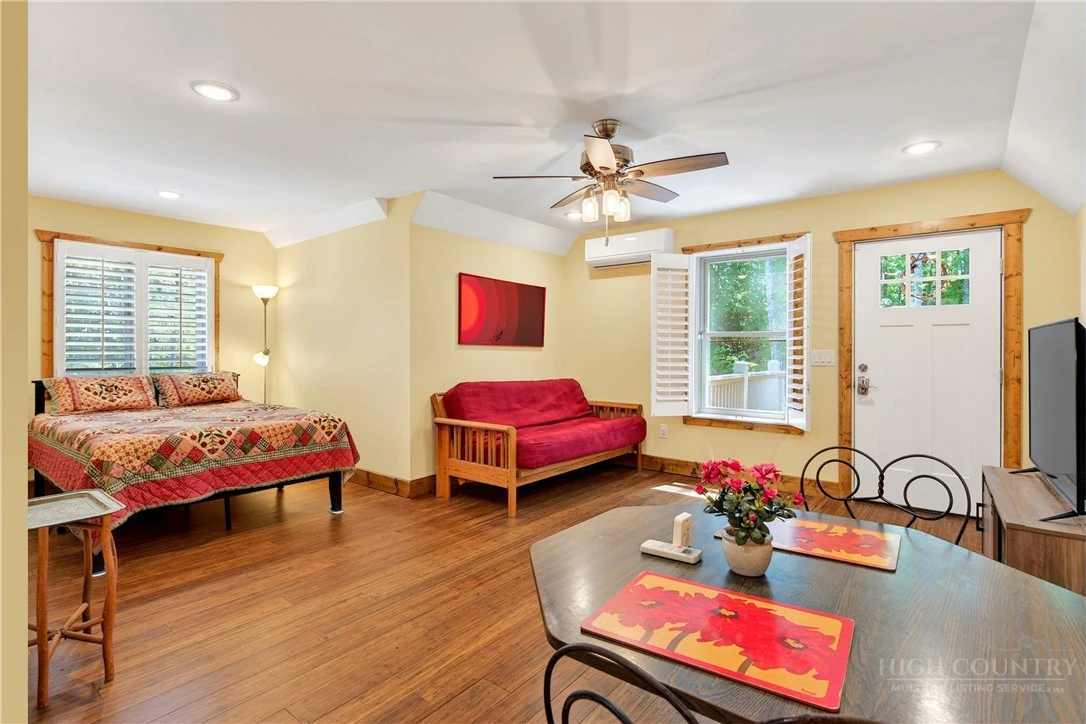 Image number 15 for the current listing