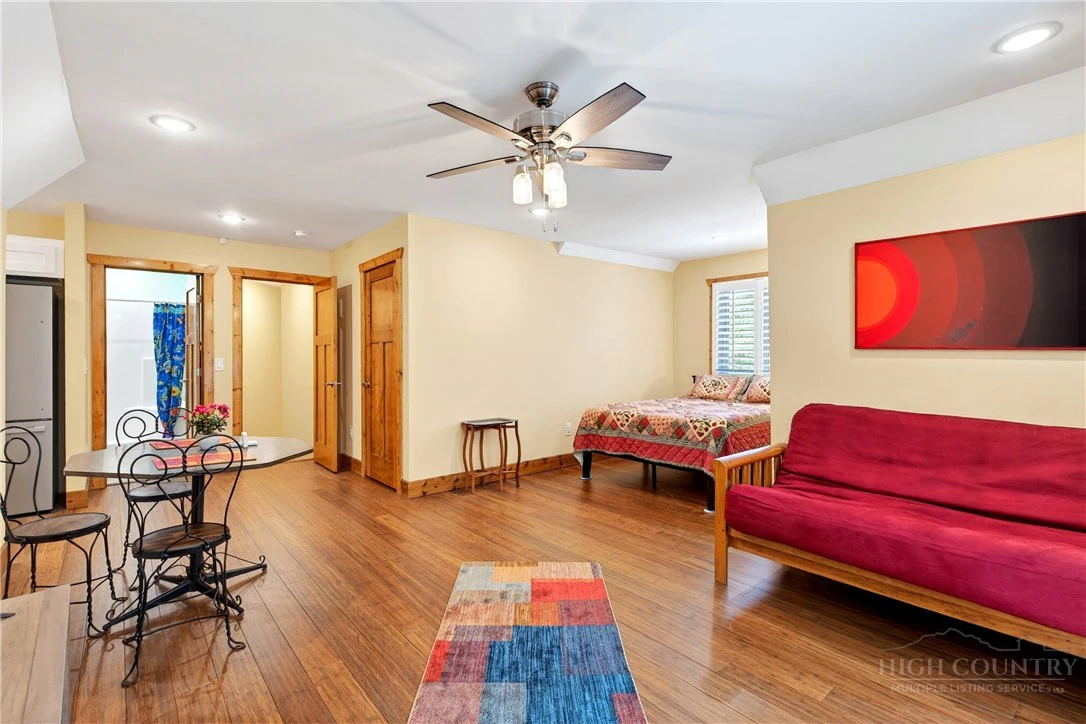 Image number 16 for the current listing