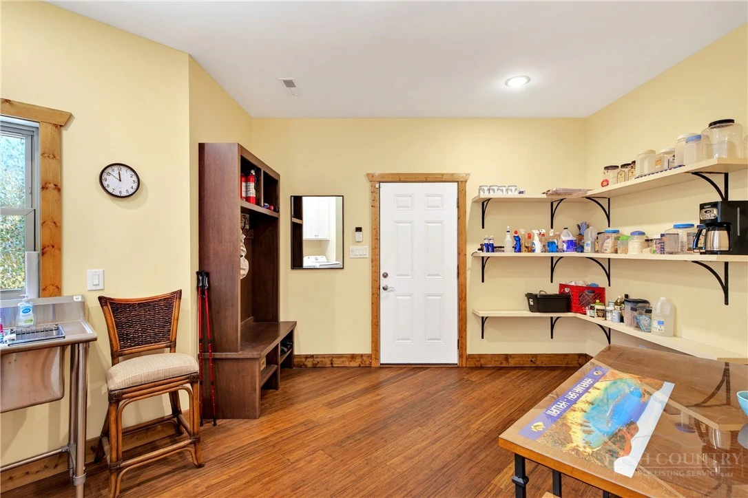 Image number 19 for the current listing