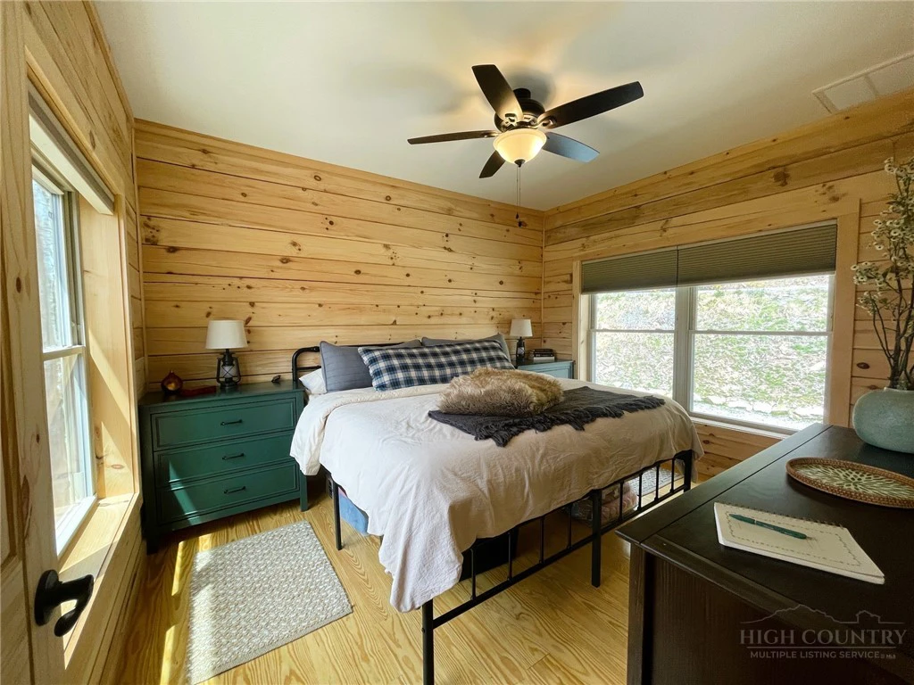 Image number 4 for the current listing