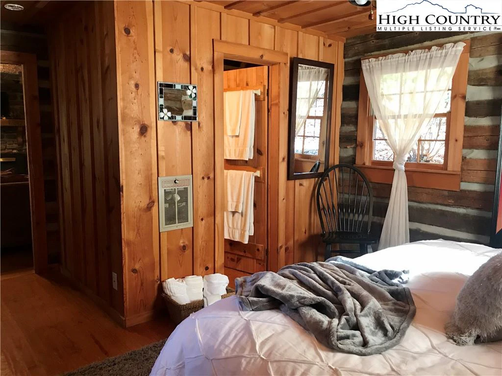 Image number 17 for the current listing