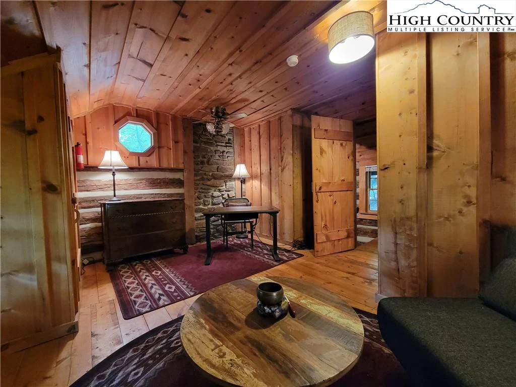 Image number 4 for the current listing