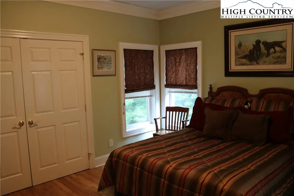 Image number 3 for the current listing