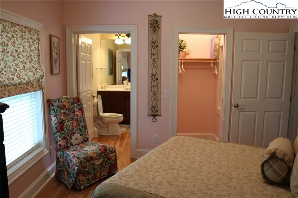 Image number 5 for the current listing