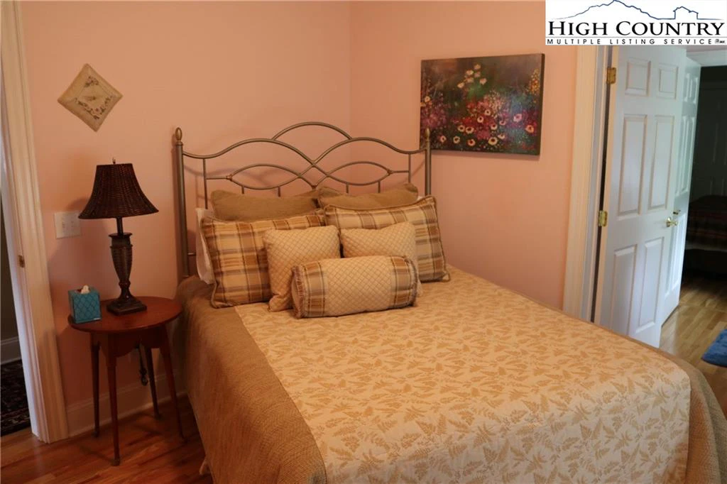 Image number 6 for the current listing