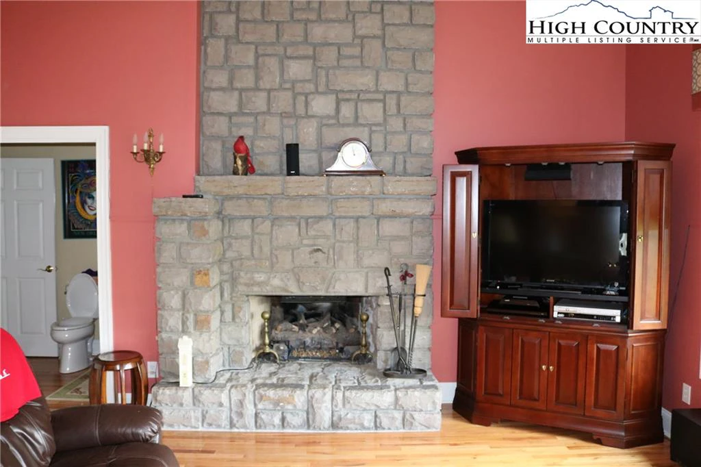 Image number 7 for the current listing
