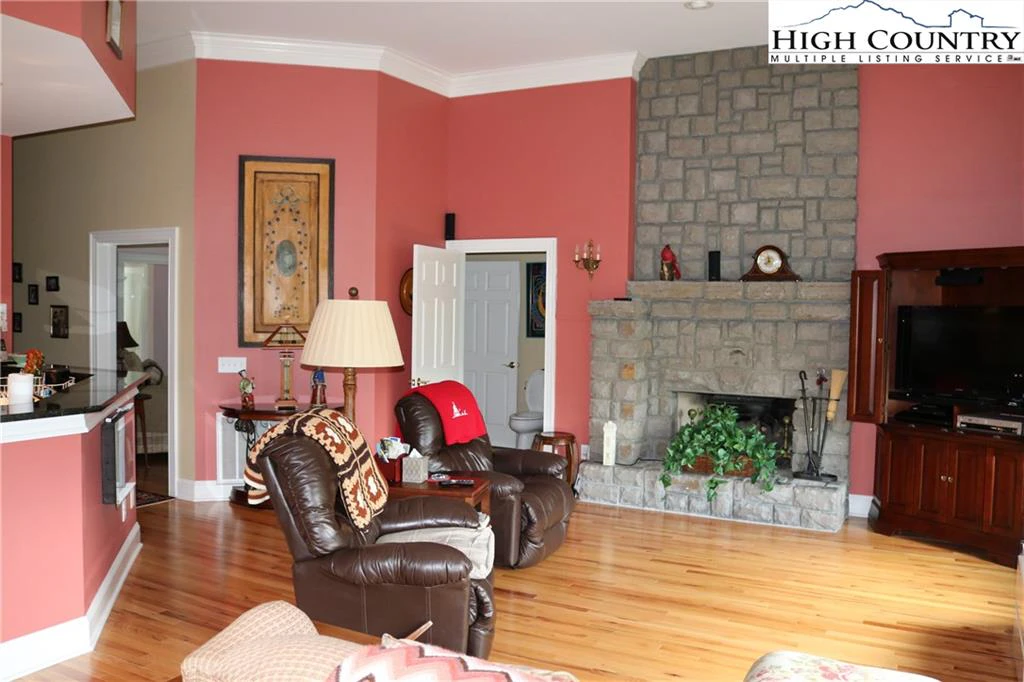 Image number 10 for the current listing