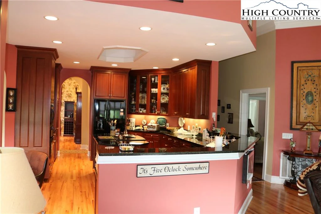 Image number 11 for the current listing
